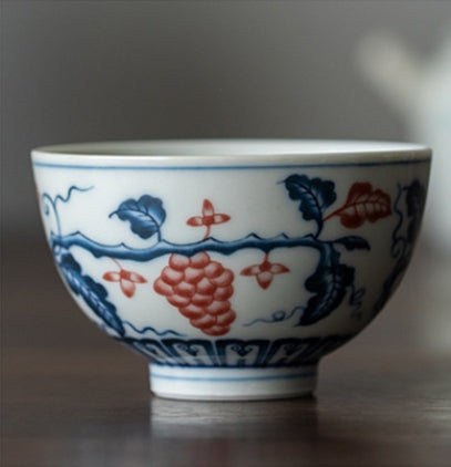 Antique Grape Design Qinhua Porcelain with Underglaze Red Cup